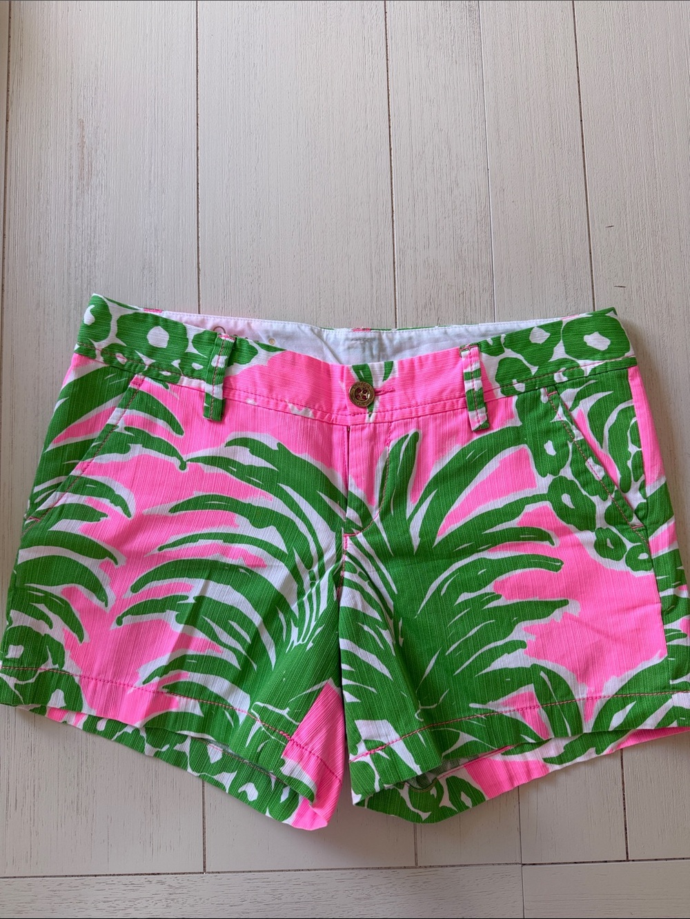 Like new Lilly Pulitzer Pink & Green Tropical Print Callahan shorts